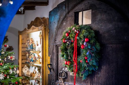 Foto de Bruneck, Italia - 2 de enero de 2023: Decoración de Navidad en la calle del casco antiguo de Bruneck, Tirol del Sur, Italia - Imagen libre de derechos