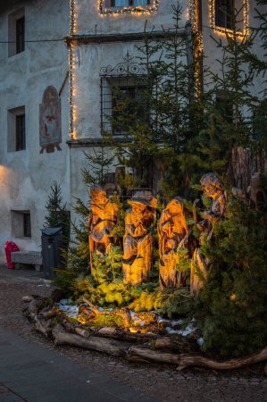 Foto de Bruneck, Italia - 2 de enero de 2023: Decoración de Navidad en la calle del casco antiguo de Bruneck, Tirol del Sur, Italia - Imagen libre de derechos