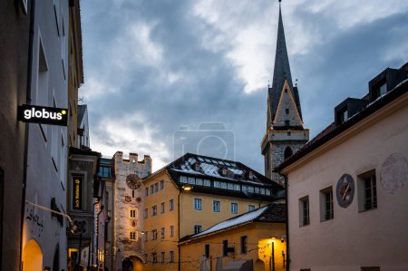 Foto de Bruneck, Italia - 2 de enero de 2023: arquitectura del casco antiguo de Bruneck, Tirol del Sur, Italia - Imagen libre de derechos