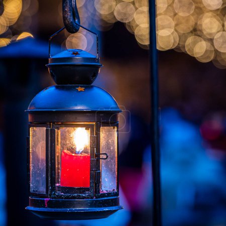 Téléchargez les photos : Gros plan de lanterne décorative de Noël sur la rue de la vieille ville de Bruneck, Tyrol du Sud, Italie - en image libre de droit