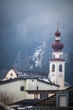 Téléchargez les photos : Plan panoramique de l'ancienne église de Bruneck, Tyrol du Sud, Italie - en image libre de droit