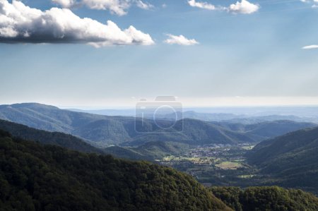 Téléchargez les photos : Panorama de la belle nature de la vallée de Natisone, Italie - en image libre de droit