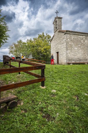 Téléchargez les photos : Panorama de la vieille église dans la vallée de Natisone, Italie - en image libre de droit