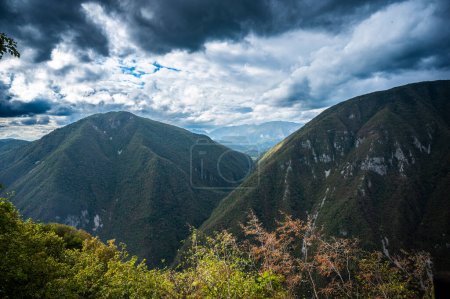 Landschaftsaufnahme der wunderschönen Natur des Natisone-Tals, Italien
