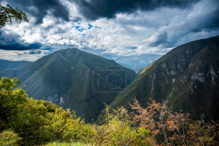 Landschaftsaufnahme der wunderschönen Natur des Natisone-Tals, Italien