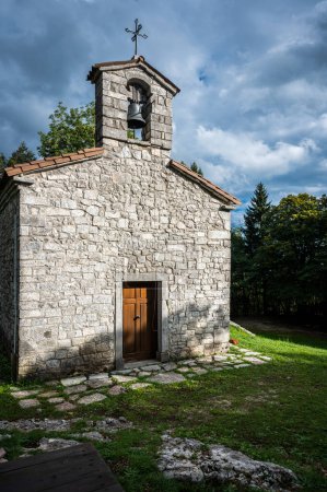 Téléchargez les photos : Panorama de la vieille église dans la vallée de Natisone, Italie - en image libre de droit