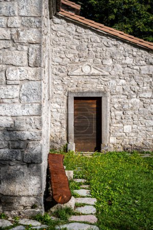 Foto de Plano escénico de la antigua iglesia en el valle de Natisone, Italia - Imagen libre de derechos