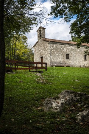 Foto de Plano escénico de la antigua iglesia en el valle de Natisone, Italia - Imagen libre de derechos