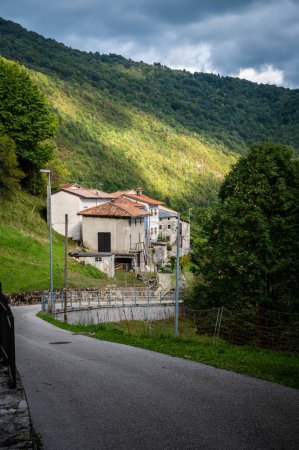 Landschaftsaufnahme der ländlichen Landschaft im Natisone-Tal, Italien