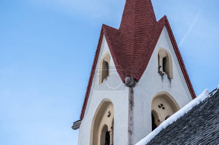 Foto de Hermosa iglesia antigua en las montañas nevadas de Val Aurina, Italia - Imagen libre de derechos