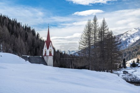 Téléchargez les photos : Belle église antique dans les montagnes enneigées de Val Aurina, Italie - en image libre de droit