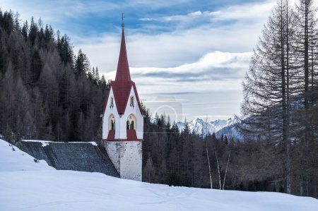 Foto de Hermosa iglesia antigua en las montañas nevadas de Val Aurina, Italia - Imagen libre de derechos