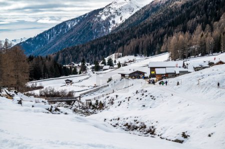 Foto de Plano escénico de Vistas y bellezas encantadas de Val Aurina bajo la nieve, Ahrn Valley, Tirol del Sur, Italia - Imagen libre de derechos