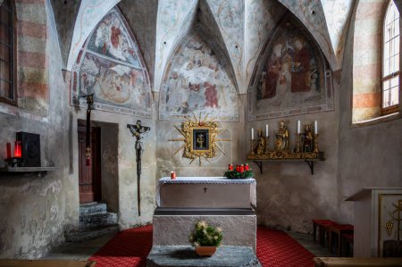 Foto de Plano interior de la antigua iglesia en Val Aurina, Italia - Imagen libre de derechos