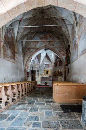 Foto de Plano interior de la antigua iglesia en Val Aurina, Italia - Imagen libre de derechos