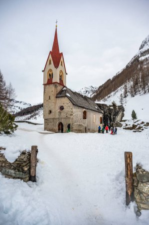 Téléchargez les photos : Belle église antique dans les montagnes enneigées de Val Aurina, Italie - en image libre de droit
