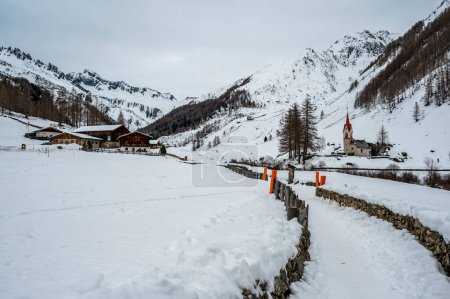 Téléchargez les photos : Panorama des vues et des beautés enchantées de Val Aurina sous la neige, vallée de l'Ahrn, Tyrol du Sud, Italie - en image libre de droit