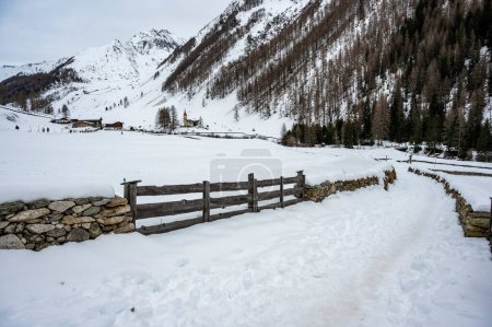 Foto de Plano escénico de Vistas y bellezas encantadas de Val Aurina bajo la nieve, Ahrn Valley, Tirol del Sur, Italia - Imagen libre de derechos