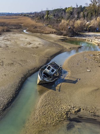 Téléchargez les photos : Vue aérienne du navire abandonné à la lagune et à l'embouchure. - en image libre de droit