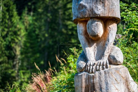Téléchargez les photos : Ancienne sculpture en bois dans la forêt - en image libre de droit
