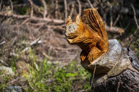 Téléchargez les photos : Vieille sculpture en bois d'écureuil dans la forêt - en image libre de droit