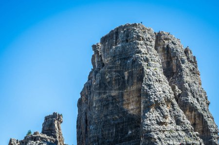 Foto de Dolomitas centrales. Monumentos de la naturaleza. Averau, Nuvolau y cinco torres. Cortina d'Ampezzo. - Imagen libre de derechos