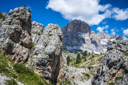 Téléchargez les photos : Dolomites centrales. Monuments de la nature. Averau, Nuvolau et cinq tours. Cortina d'Ampezzo. - en image libre de droit