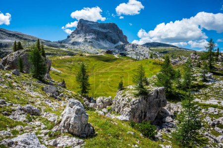 Téléchargez les photos : Dolomites centrales. Monuments de la nature. Averau, Nuvolau et cinq tours. Cortina d'Ampezzo. - en image libre de droit