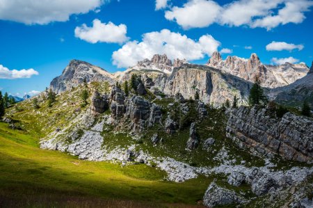 Dolomites centrales. Monuments de la nature. Averau, Nuvolau et cinq tours. Cortina d'Ampezzo.