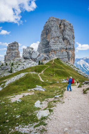 Foto de 9 de agosto de 2022: Los turistas caminan por Dolomitas Centrales. Monumentos de la naturaleza. Averau, Nuvolau y cinco torres. Cortina d'Ampezzo. - Imagen libre de derechos