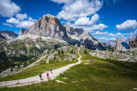 Foto de 9 de agosto de 2022: Los turistas caminan por Dolomitas Centrales. Monumentos de la naturaleza. Averau, Nuvolau y cinco torres. Cortina d'Ampezzo. - Imagen libre de derechos