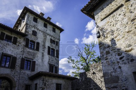 Foto de Castillo de Cassacco en verano - Imagen libre de derechos