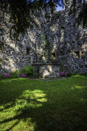 Téléchargez les photos : Château de Cassacco en été - en image libre de droit