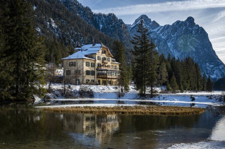Foto de Lago Dobbiaco. Cofre del tesoro entre los Dolomitas. Ambiente de invierno. - Imagen libre de derechos
