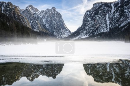 Téléchargez les photos : Lac Dobbiaco. Coffre au trésor parmi les Dolomites. Atmosphère hivernale. - en image libre de droit