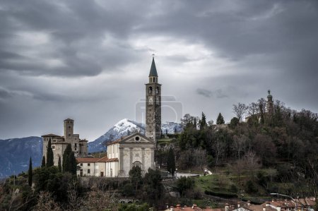 Foto de Artegna, Cerro San Martino con Castillo Lombardo - Imagen libre de derechos