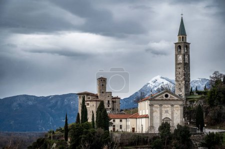 Téléchargez les photos : Artegna, colline de San Martino avec château lombard - en image libre de droit
