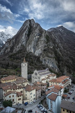 Foto de Artegna, Cerro San Martino con Castillo Lombardo - Imagen libre de derechos