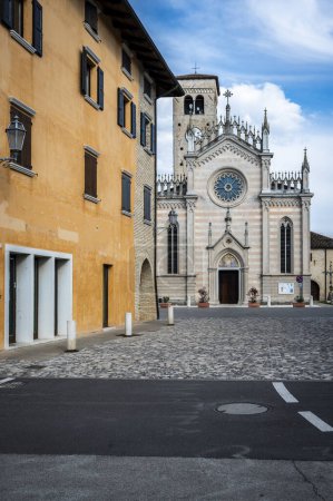 Téléchargez les photos : Duomo De Valvasone à Italie - en image libre de droit