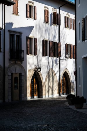 Téléchargez les photos : Un aperçu de la ville de Valvasone en Frioul-Vénétie Julienne, Italie - en image libre de droit