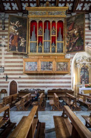 Foto de El órgano centenario en la iglesia de Valvasone - Imagen libre de derechos
