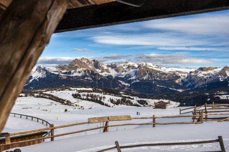 Foto de La meseta de gran altura más grande de Europa en invierno. Ambiente de nieve e invierno en el Alpe di Siusi. Dolomitas. - Imagen libre de derechos