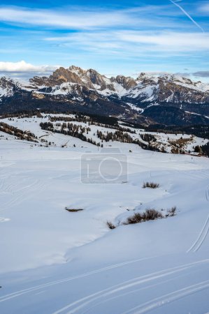 Foto de La meseta de gran altura más grande de Europa en invierno. Ambiente de nieve e invierno en el Alpe di Siusi. Dolomitas. - Imagen libre de derechos
