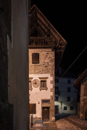 Téléchargez les photos : Pesariis, la ville des montres. Promenade dans la ville entre le crépuscule et la nuit - en image libre de droit