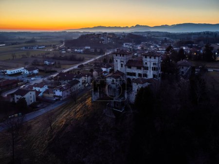 Foto de Castillo de Cassacco al atardecer desde arriba, Italia - Imagen libre de derechos