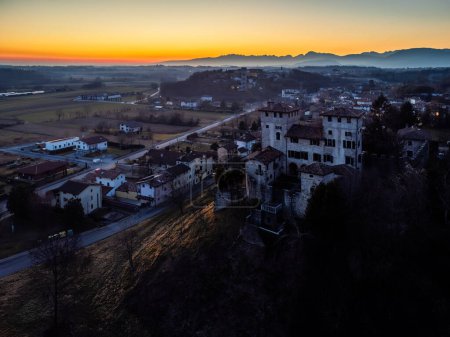 Foto de Castillo de Cassacco al atardecer desde arriba, Italia - Imagen libre de derechos