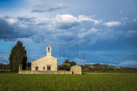 Téléchargez les photos : San Vito di Fagagna et les collines morainiques du Frioul. Église de Tavella - en image libre de droit