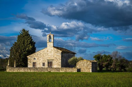 Téléchargez les photos : San Vito di Fagagna et les collines morainiques du Frioul. Église de Tavella - en image libre de droit