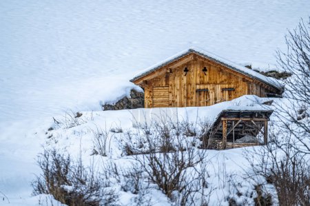 Téléchargez les photos : Paysage enneigé de la vallée de la Valle Aurina - en image libre de droit