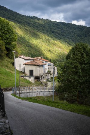 Téléchargez les photos : Charme de l'architecture populaire et la nature dans les vallées de Natisone. Cividale del Friuli - en image libre de droit